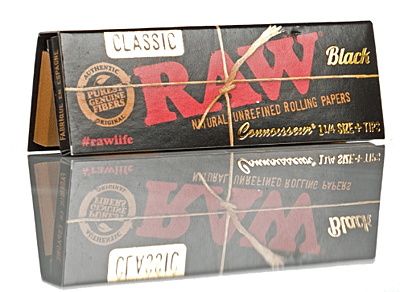 Raw Classic Black Connoisseur Tamaño 1 1/4 Papel de liar con filtros