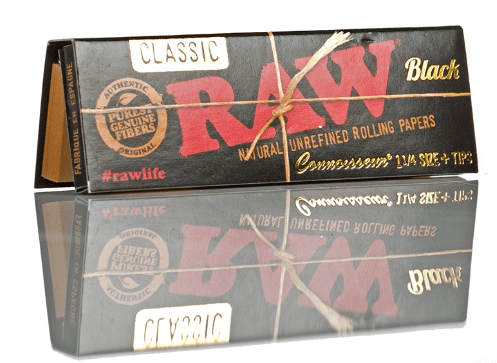 Raw Classic Black Connoisseur Tamaño 1 1/4 Papel de liar con filtros